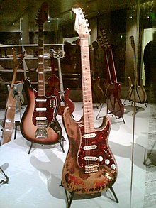 Fender Stratocaster brûlée par Jimi Hendrix et récupérée par Frank Zappa.jpg