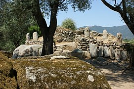 Monument central : Fragments statues-menhirs. (Filitosa)