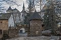 English: Spillway tower at the castle pond and pointed arch portal with merlons Deutsch: Wasserablauf-Schleusenturm am Schlossteich und zinnenbewehrter Torbogen