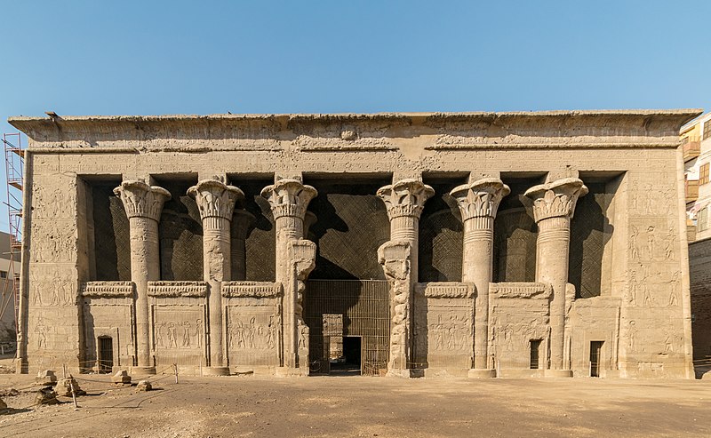 File:Front Esna Tempel.jpg