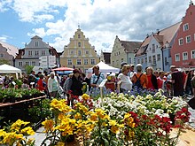 Blumenmeer am historischen Marktplatz