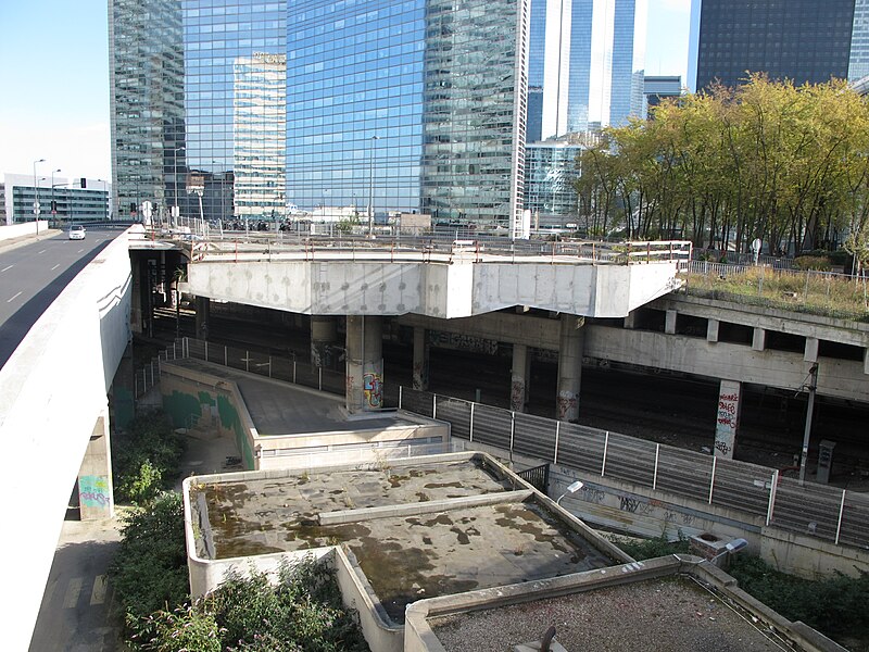 File:Gare-de-La-Défense - Transilien - IMG 0812.JPG