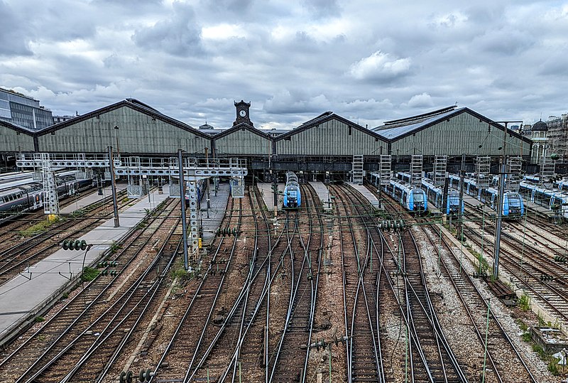 File:Gare Saint-Lazare train side.jpg