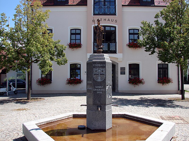 File:Gemeindebrunnen Essenbach.jpg