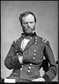O general William Tecumseh Sherman com a mão no seu uniforme.
