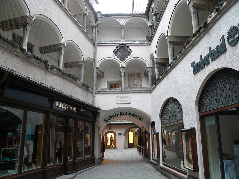 File:Getreidegasse, Schatz Durchhaus.jpg