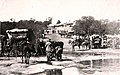 Gezicht op een rivieroever met paardenkarren bij Kroonstad, Zuid-Afrika History Recorders and History Makers, Correspondents' Carts waiting Lord Roberts' entry to Kroonstadt, S.A., crop.jpg