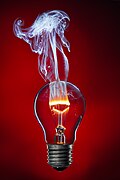 2013 : Un filament de tungstène s'enflamme au contact de l'oxygène qui est entré dans une ampoule électrique ouverte.