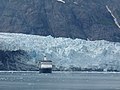 Glacier Bay ve diğer bir kruvazor turistik gemisi