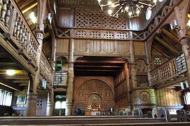 Vue de l'intérieur. Les tuyaux d'orgue sont cachés derrière les motifs en forme de serpent au-dessus du sanctuaire.