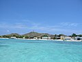 Celeste del cielo, del mar y de las casas de un pueblo del Archipiélago Los Roques (Venezuela)