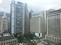 Vue générale de Statue Square en août 2013. Le grand bâtiment surplombant la place est le siège de HSBC (quatrième génération), achevé en 1985.