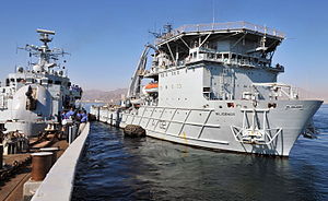 Fregata HMS Cornwall (F99) a opravárenská loď RFA Diligence (A132)