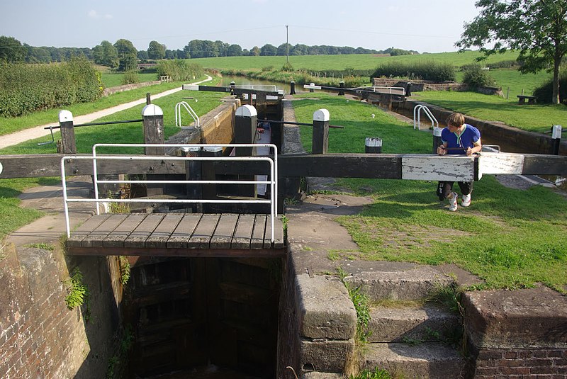 File:Hall's Lock, Trent & Mersey Canal, Church Lawton.jpg