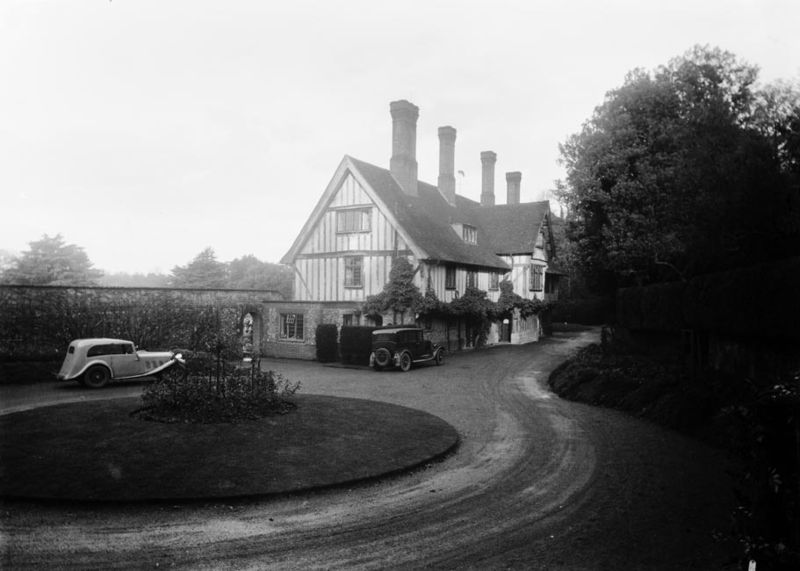 File:Hardwick Manor House with cars Hardwick House estate.jpg