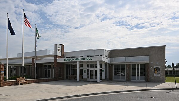 The main entrance to Henrico High School