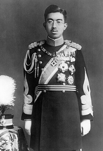 https://upload.wikimedia.org/wikipedia/commons/thumb/b/bc/Hirohito_in_dress_uniform_%28cropped%29.jpg/404px-Hirohito_in_dress_uniform_%28cropped%29.jpg