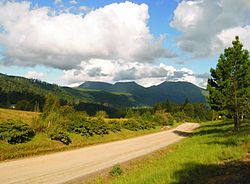 Vista para os Três Porcos, rua dentro da vila de Hogsback