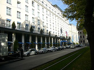 Front view (Promenadeplatz) Hotel Bayerischer Hof Munchen-Aussenansicht-Sudseite-Blick nach Osten.JPG