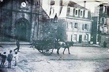 Charrette sur la place centrale d'Huelgoat pendant la Deuxième Guerre mondiale.