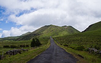 Road and cinder cone (Cabeco dos Grotoes) Ilha do Pico P6030582 (34982881670).jpg