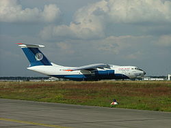 Az azerbajdzsáni Silk Way egyik Il–76TD gépe a Köln/Bonn nemzetközi repülőtéren.