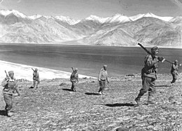 1962 Çin-Hint sınırı war.jpg sırasında devriye gezen Hint askerleri