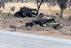 Знішчаныя падчас бітвы танк Type 69 і БТР Type 653 іракскай арміі.