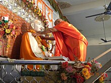 Rambhadracharya mengkalungkan patung Tulsidas