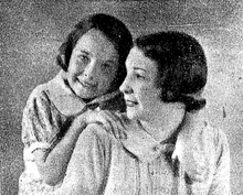 Jane McNeill et sa mère à Shanghai en 1938.png