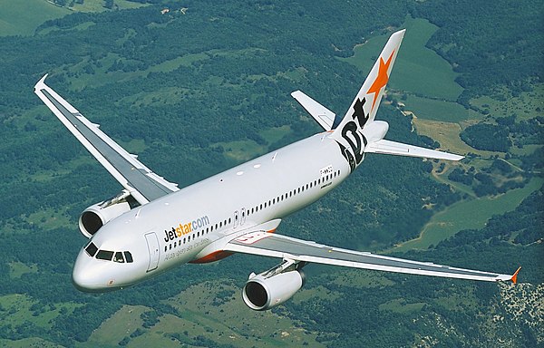 Jetstar Airbus A320 in flight (6768081241) crop.jpg