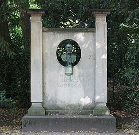 Памятник французскому поэту кубинского происхождения Жозе Марии де Эредеи (1925), Париж, Люксембургский сад