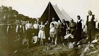 Juan Cabré, avec sa famille et une bande d'ouvriers, lors d'une campagne de fouilles dans les années 1930.