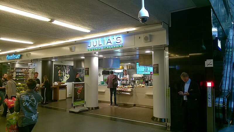 File:Julia's cucina Italiana, Amsterdam Central Station (2018).jpg