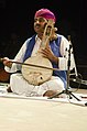 Un hombre toca un instrumento musical llamado kamaicha