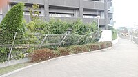 大阪市放出駅東口付近のマンションにおいてえぐれ倒れた金網