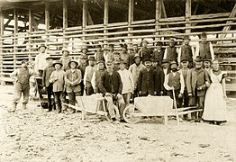 1913 Belegschaft des Werkes Neuohe, mit Arbeitern und einer Köchin vor einem Trockenschuppen