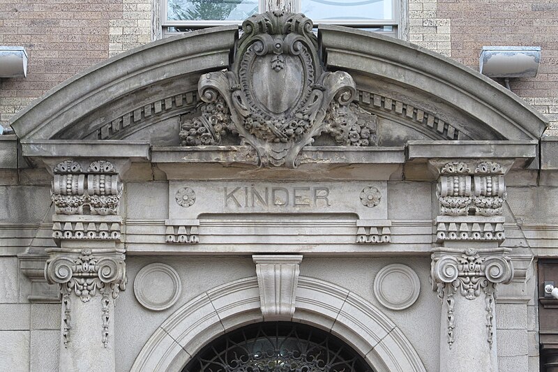 Inscription: “Kinder”