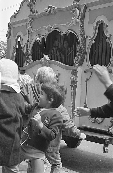 File:Kinderen bij een draaiorgel, Bestanddeelnr 924-6714.jpg