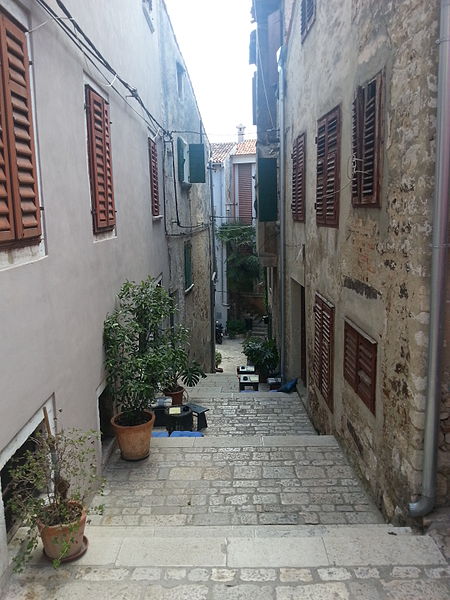 Archivo:Kleine Seitengasse von Rovinj.jpg