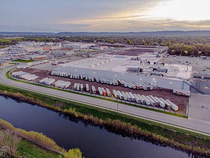 File:Kwik Trip headquarters 2.jpg