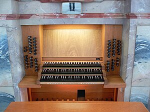 Langenargen Pfarrkirche Orgel Spieltisch.jpg