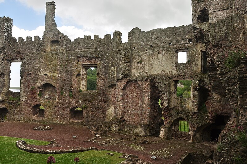 File:Laugharne Castle (5817).jpg