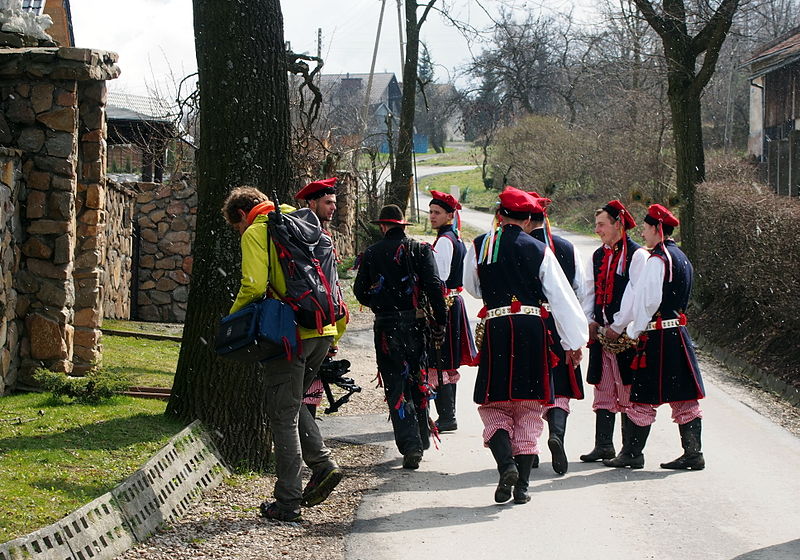 File:Lednica Górna Siuda Baba 2015-04-06 309a.jpg