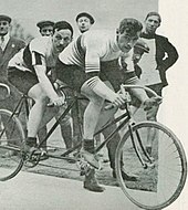 Photo de deux hommes pédalant sur un tandem