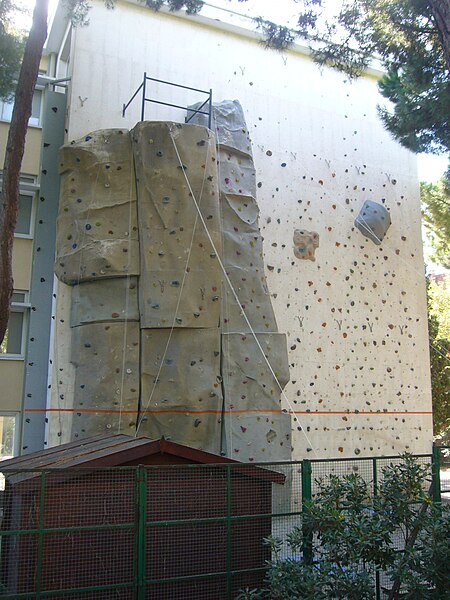 File:Liceu francès de Barcelona (climbing wall).jpg