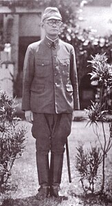 Lieutenant-général Harukichi Hyakutake devant le QG Rabaul.jpg