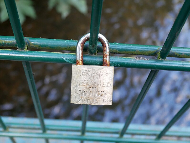 File:Love Lock at Bridge in Foots Cray Meadows (II).jpg