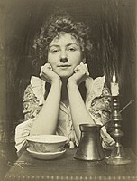 Lydia Leslie Lydie – Svícen, platinotisk, asi 1900