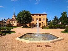 Mairie d'Arnas vue depuis le square.jpg